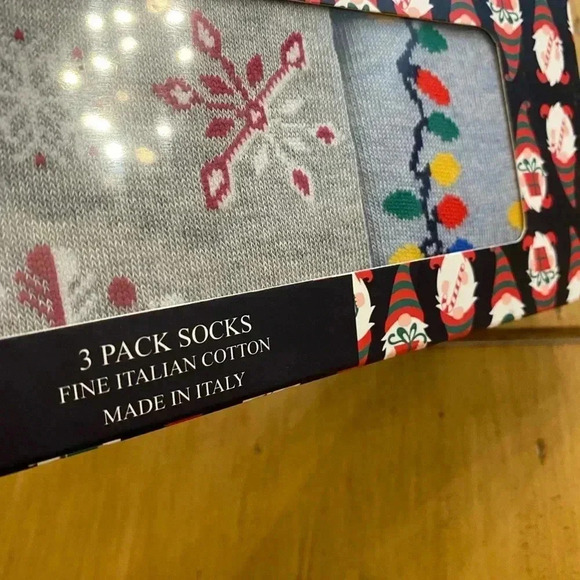 Bloomingdale’s Men’s Holiday Socks Gift Pack 3 socks included in box - Picture 4 of 6